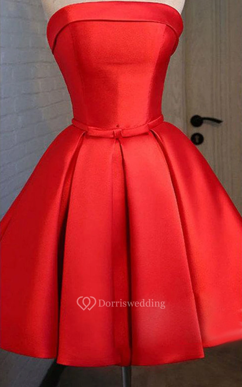 Trägerloses rotes kurzes Ballkleid mit Falten