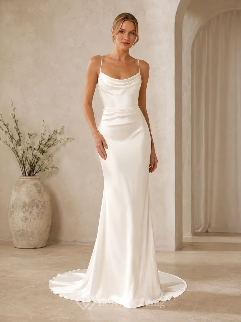 Robe de mariée fourreau drapée à traîne balayée pour cérémonie.