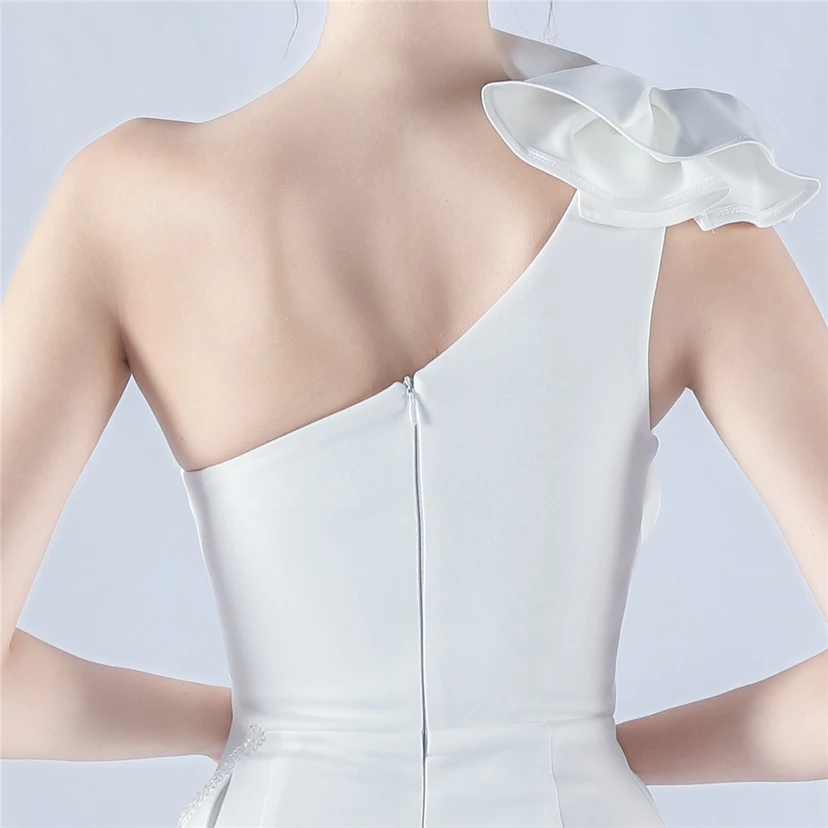 Robe de soirée ornée de perles et de diamants, avec épaulettes à motif feuille de lotus et col oblique, idéale pour la célébration de la réunion annuelle. view 7