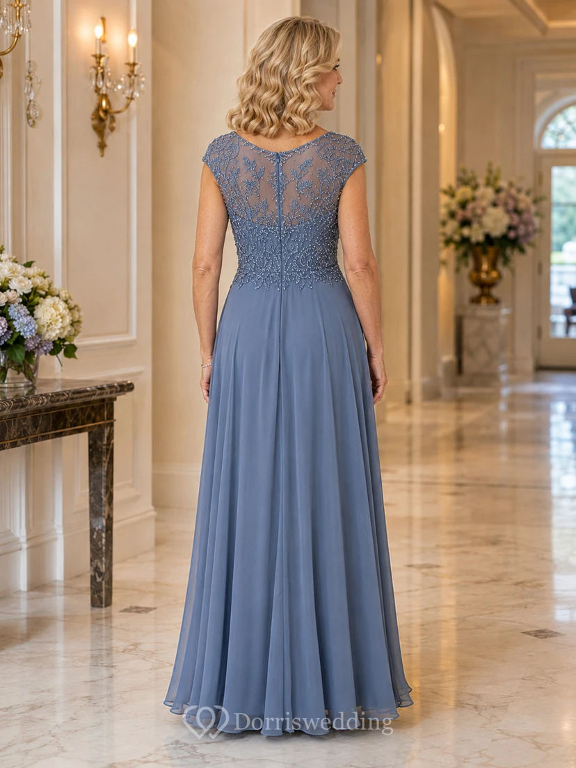 Robe de mère longue en mousseline bleu poudré à corsage perlé et à perles, couleur bleu poudré. view 2