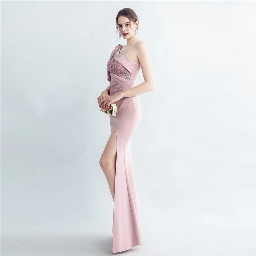 Elegantes Abendkleid aus Spitze mit Strassbesatz, Perlenverzierungen, schräger Schulterpartie, römischem Kragen und Seitenschlitz view 12