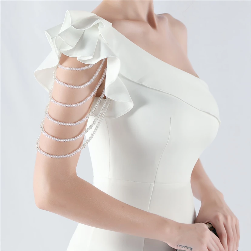 Vestido de noche asimétrico de satén con escote alto y cuello oblicuo, adornado con cuentas. view 70