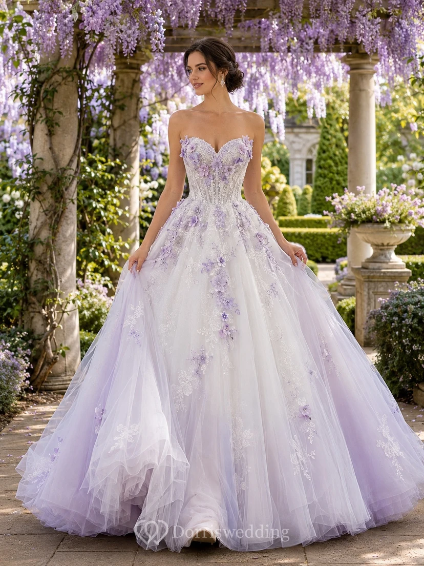 Lavendelfarbenes, geblümtes Ballkleid aus Tüll, trägerlos, mit Kathedralenschleppe, romantisch