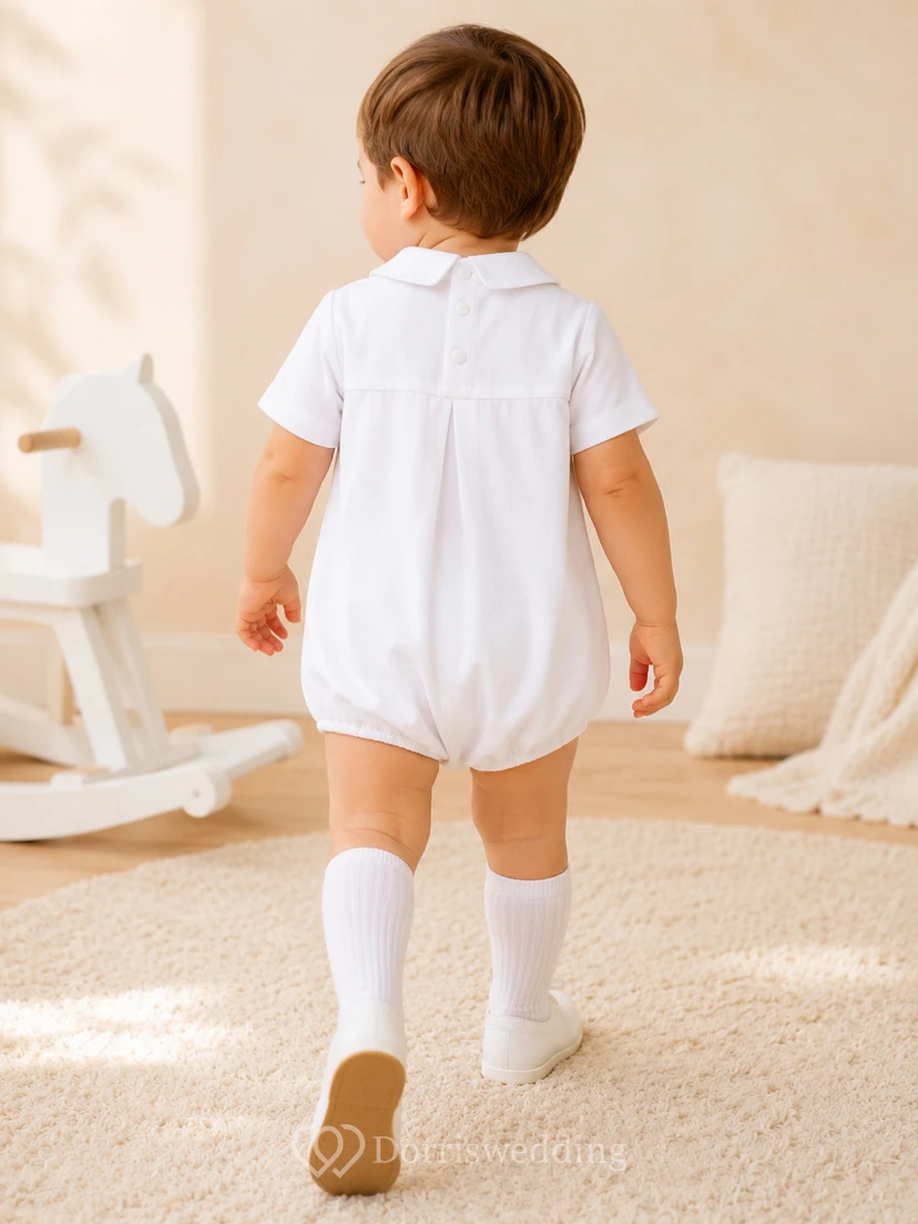 Weißes Taufkleid mit Peter-Kragen, gerafften Ärmeln und kurzen Ärmeln für Jungen view 2