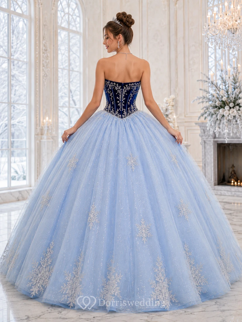 Robe de bal de princesse bleu ciel d'hiver, bustier cœur en velours, corset en dentelle flocon de neige, sans bretelles, à encolure cœur, ornée de flocons de neige. view 2