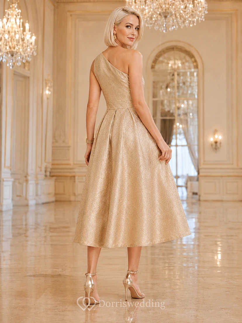 Vestido formal elegante de lujo, de corte A, de satén jacquard, largo hasta la rodilla y un solo hombro, color dorado. view 2