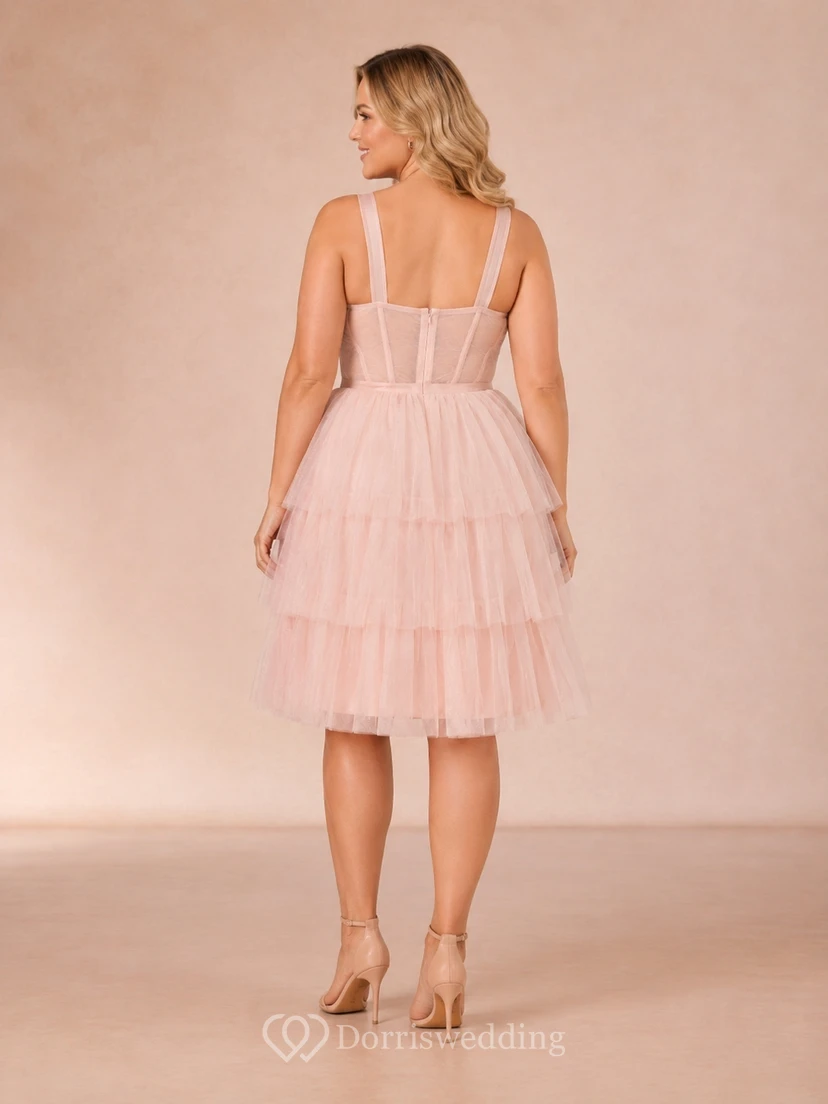 Plus Size Blush Tulle A-Linien-Kleid in Knielänge mit Herzausschnitt und Stufenrock, das an ein Homecoming-Kleid erinnert view 2