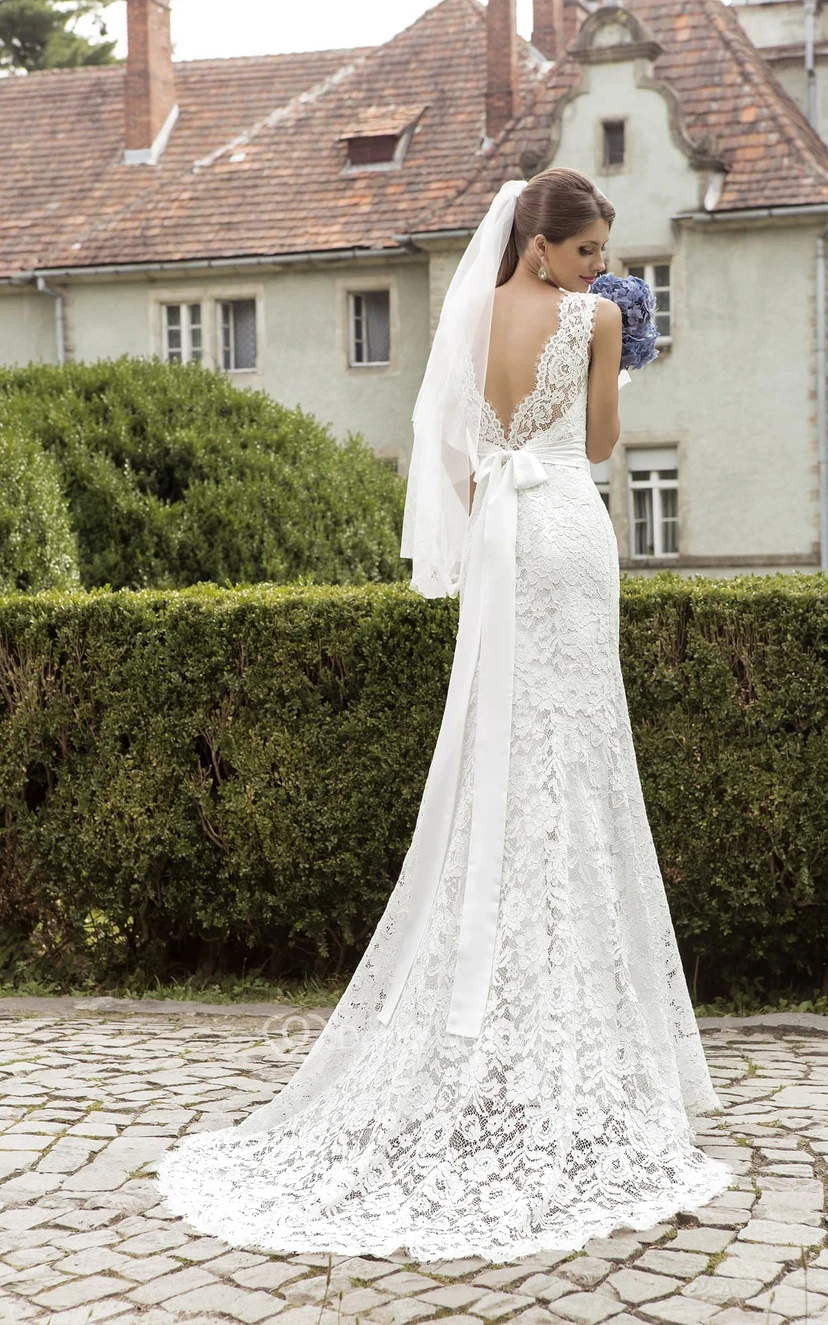 Robe de mariée fourreau sans manches en dentelle, ornée d'un col bijou et d'une taille froncée view 3