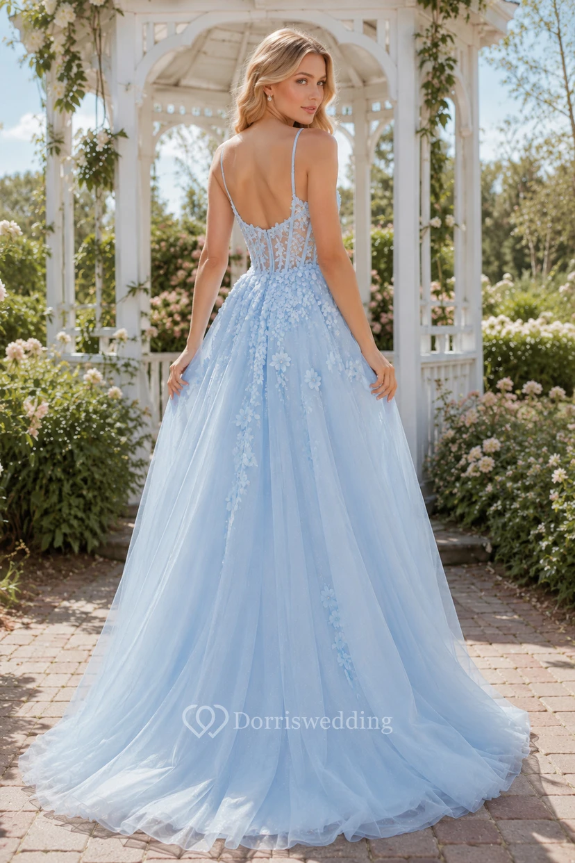 Robe de bal bleu ciel à fines bretelles en tulle, coupe trapèze, ornée d'appliqués floraux, idéale pour les soirées de bal et les réceptions formelles. view 2