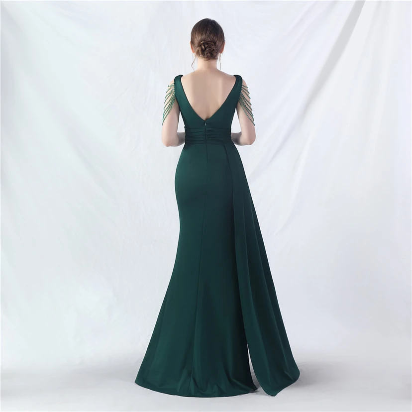 Ein Abendkleid aus insgesamt 8 Farben, gefertigt mit aufwendiger Satinfalttechnik und Perlenstickerei. view 33