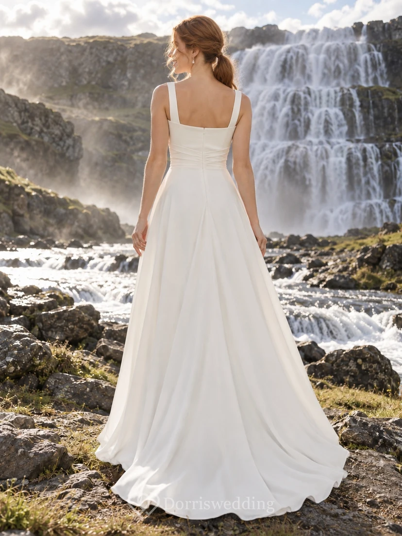 Vestido de novia sencillo de crepé, sin mangas, con escote cuadrado y corte en A, cintura fruncida. view 2