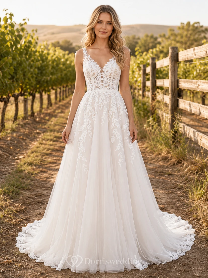 Robe de mariée champêtre en tulle et dentelle, coupe trapèze, épaules dénudées, manches longues, traîne chapelle, dos corset lacé fendu