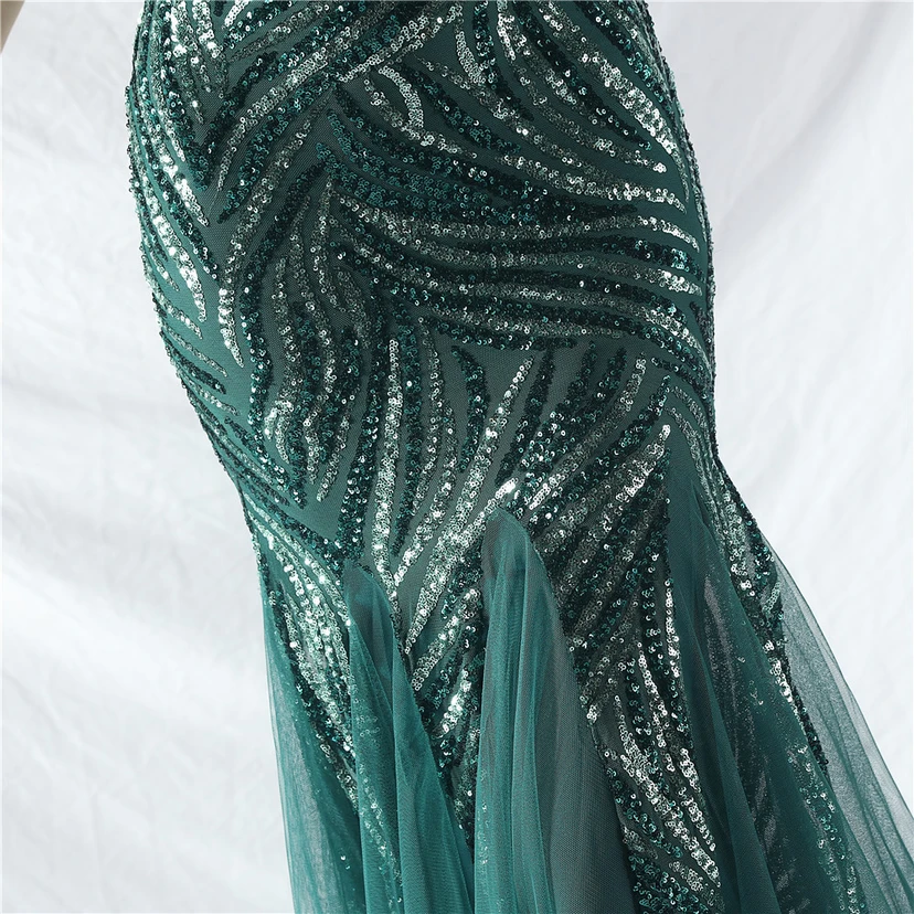 Schwer gearbeitetes, perlenbesetztes Abendkleid aus Netzgewebe mit superdichter Paillettenbesatz view 9