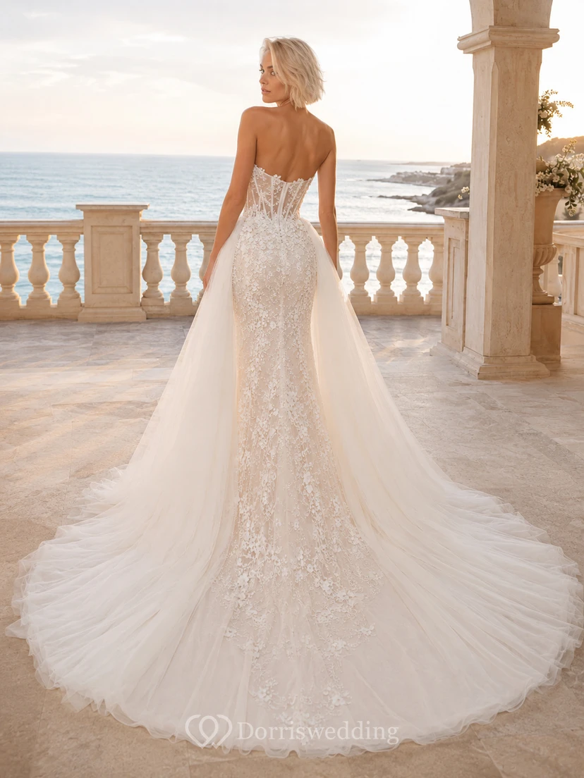 Robe de mariée sirène bustier en dentelle et tulle lumineux, décolleté cœur, traîne cathédrale et jupe amovible, idéale pour un mariage à destination. view 2