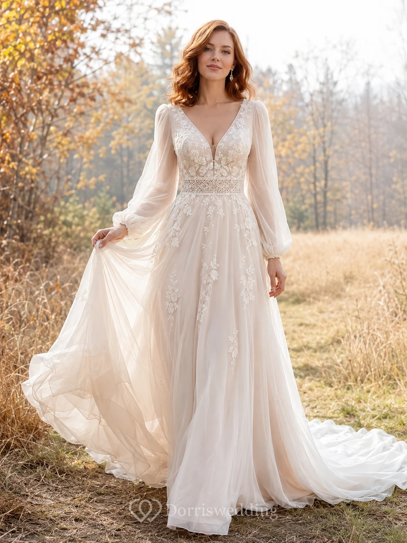 Vestido de novia bohemio de gasa y encaje, corte en A, escote en V, manga larga y cola larga.