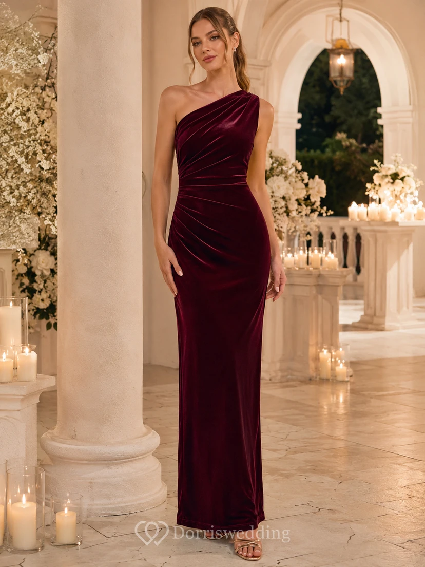 Vestido de noche largo de terciopelo fruncido con un solo hombro, color burdeos, ideal para invitadas.