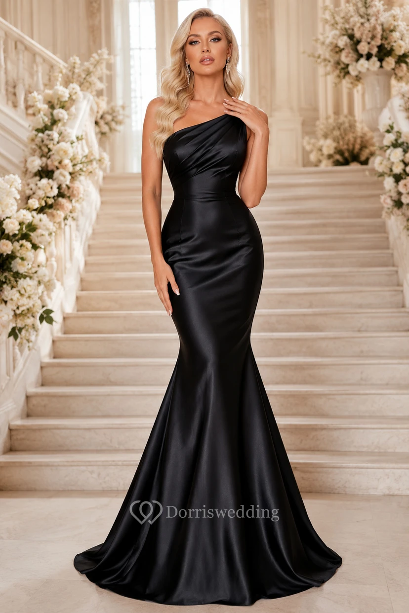 Vestido de sirena negro de satén con un solo hombro, corpiño fruncido y cola larga.