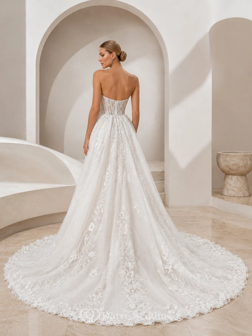 Robe de mariée sirène bustier en dentelle délicate, décolleté cœur et traîne chapelle, style godet, idéale pour un mariage au bord d'un lac. view 2