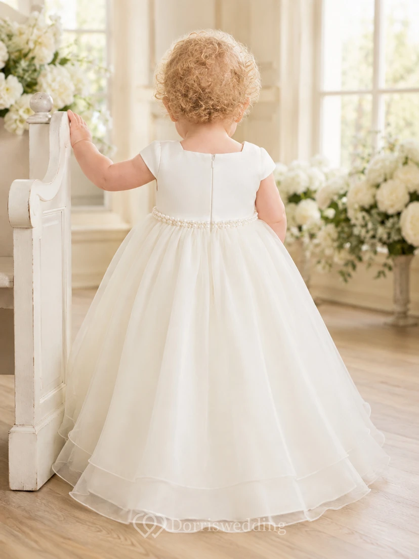 Vestido sencillo de bautizo para bebé con corpiño de satén y falda de organza, corte en A y sin mangas. view 2