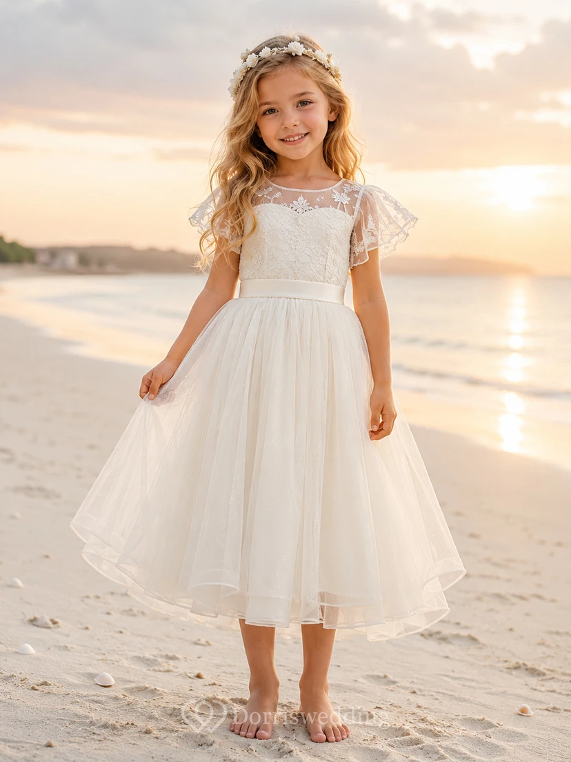 A-Linien-Kleid aus Tüllspitze mit flatternden Ärmeln, Rundhalsausschnitt und wadenlangem Rock für Blumenmädchen.