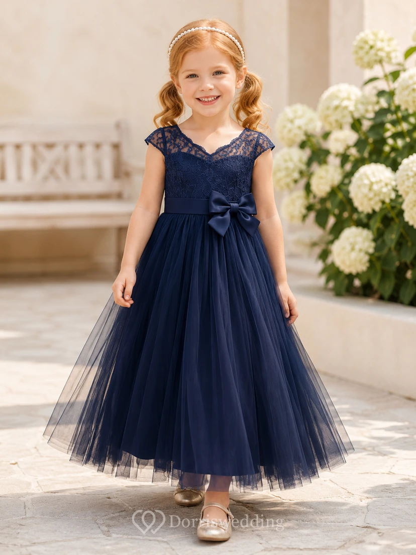 Marineblaues A-Linien-Kleid aus Tüllspitze für Blumenmädchen mit kurzen Ärmeln, Rundhalsausschnitt, wadenlangem Rock und Schleifendetail.