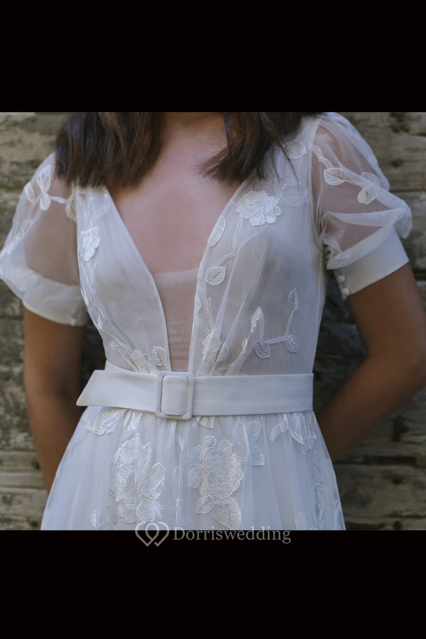 Vestido de novia largo y sexy de tul con escote pronunciado, fajín y pliegues. view 3