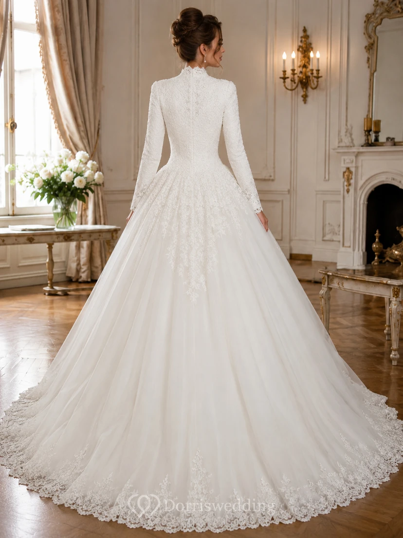Robes de mariée princesse vintage en dentelle perlée à col montant et manches longues view 2