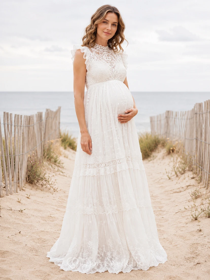 Weißes, romantisches Strandkleid mit hohem Kragen, Spitzenbesatz und Stufenrock