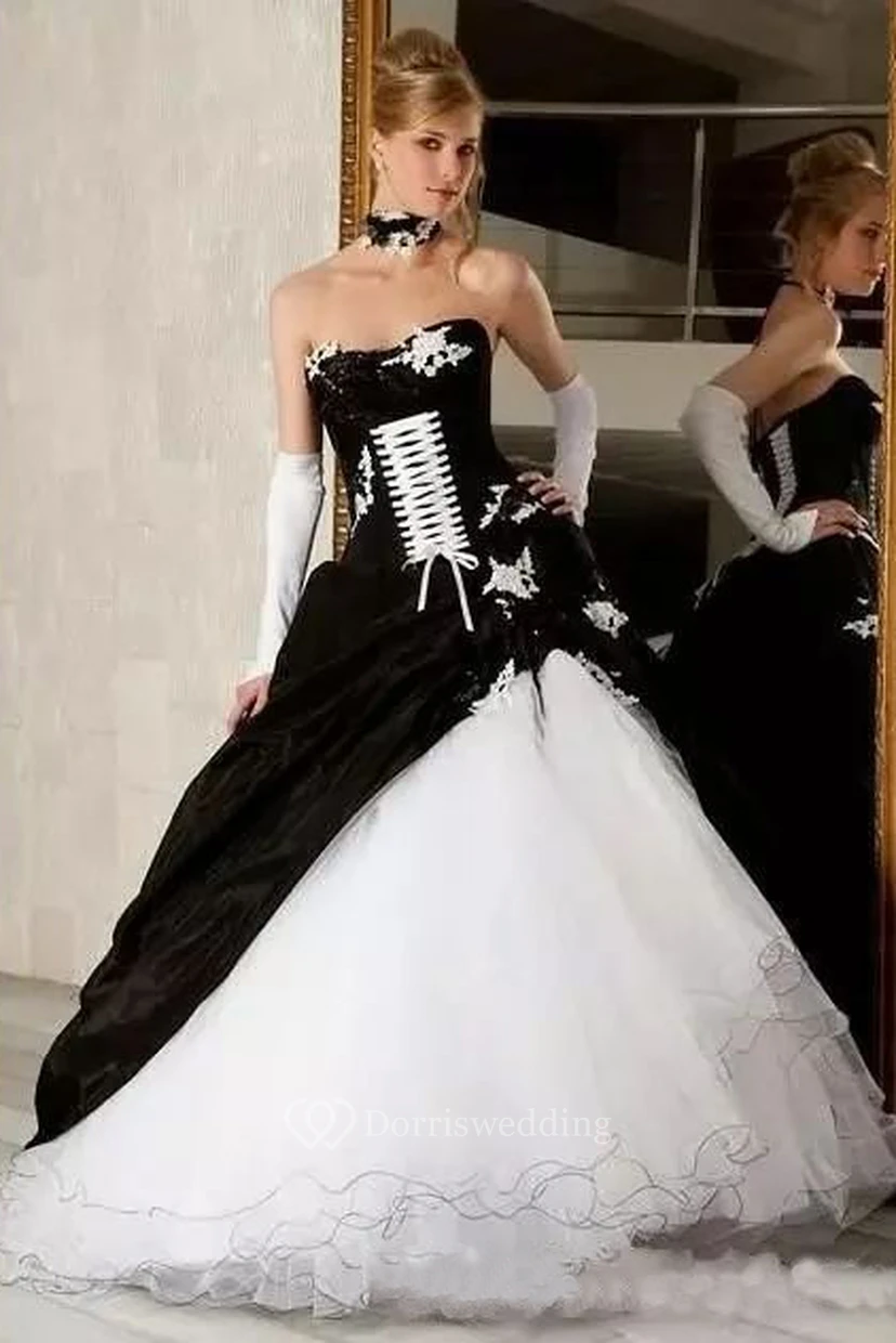 Robe de mariée princesse en taffetas d'organza, coupe trapèze, décolleté cœur, sans manches, longueur au sol, ornée d'appliques et de volants