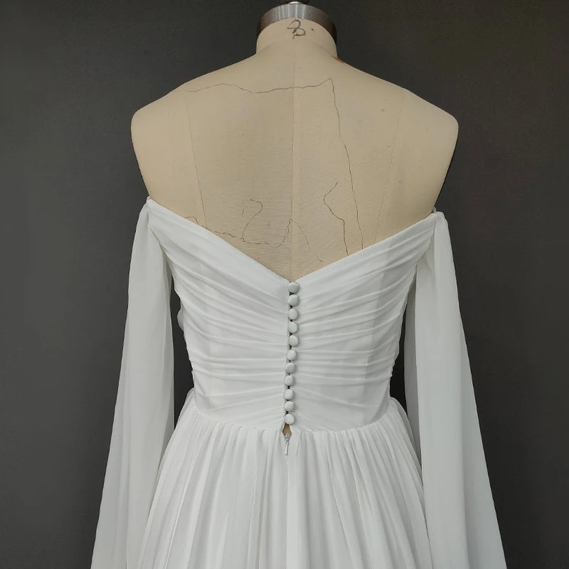 Robe de mariée fluide à manches bouffantes croisées en forme de cœur et traîne courte view 8