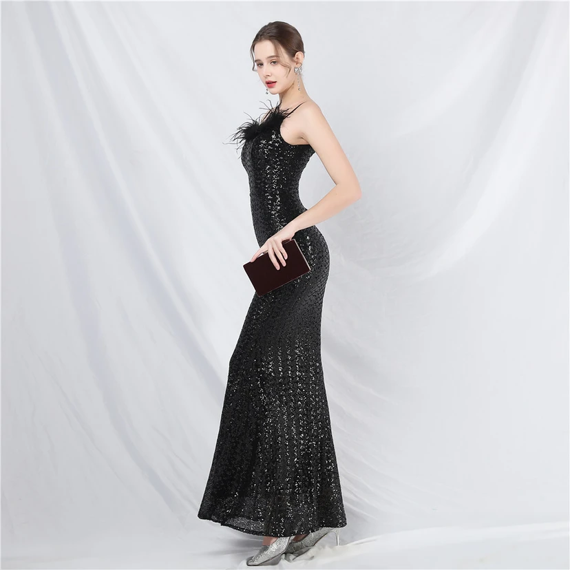 Robe de soirée de luxe ornée de plumes d'autruche et de sequins, idéale pour un banquet. view 3