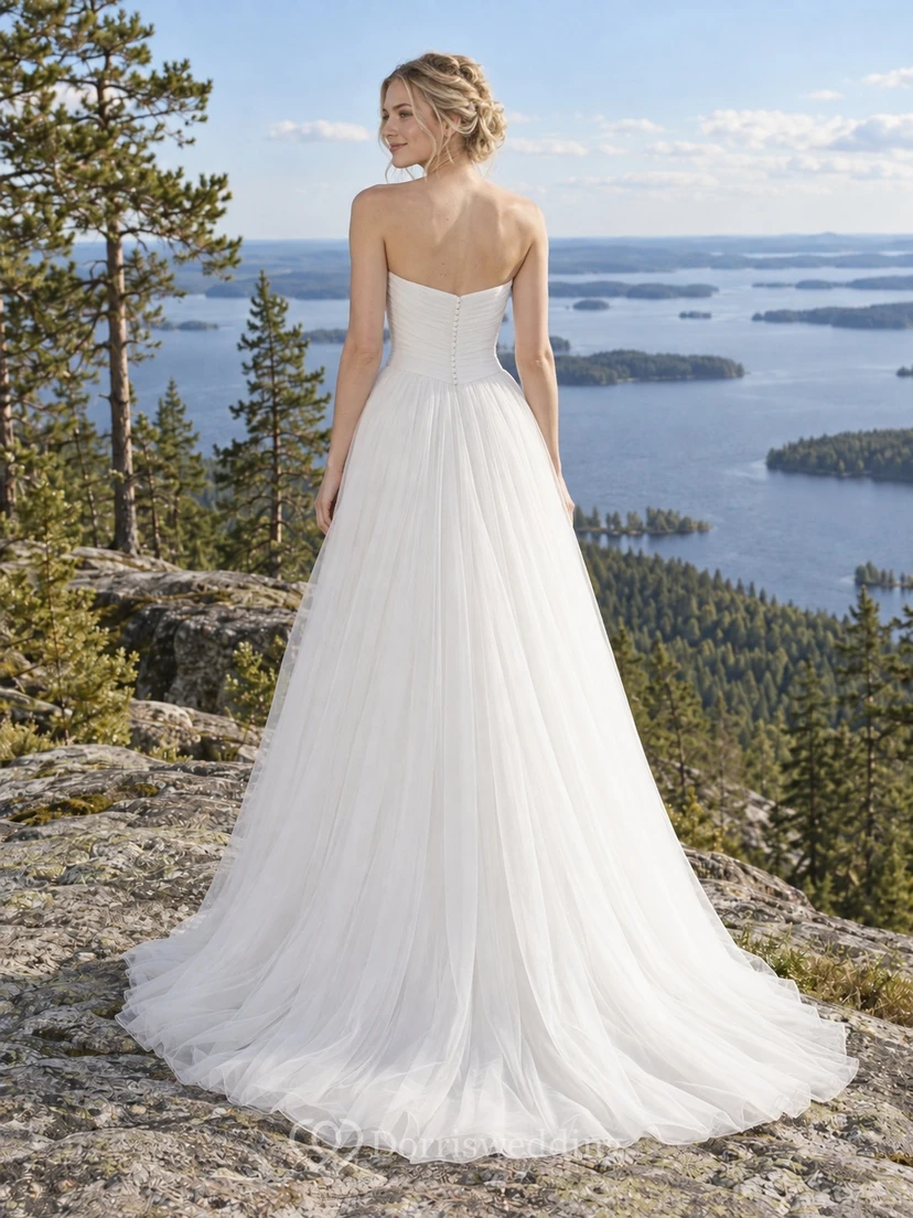 Sencillo vestido de novia palabra de honor de tul con escote corazón, corte en A, corpiño fruncido y falda fruncida. view 2