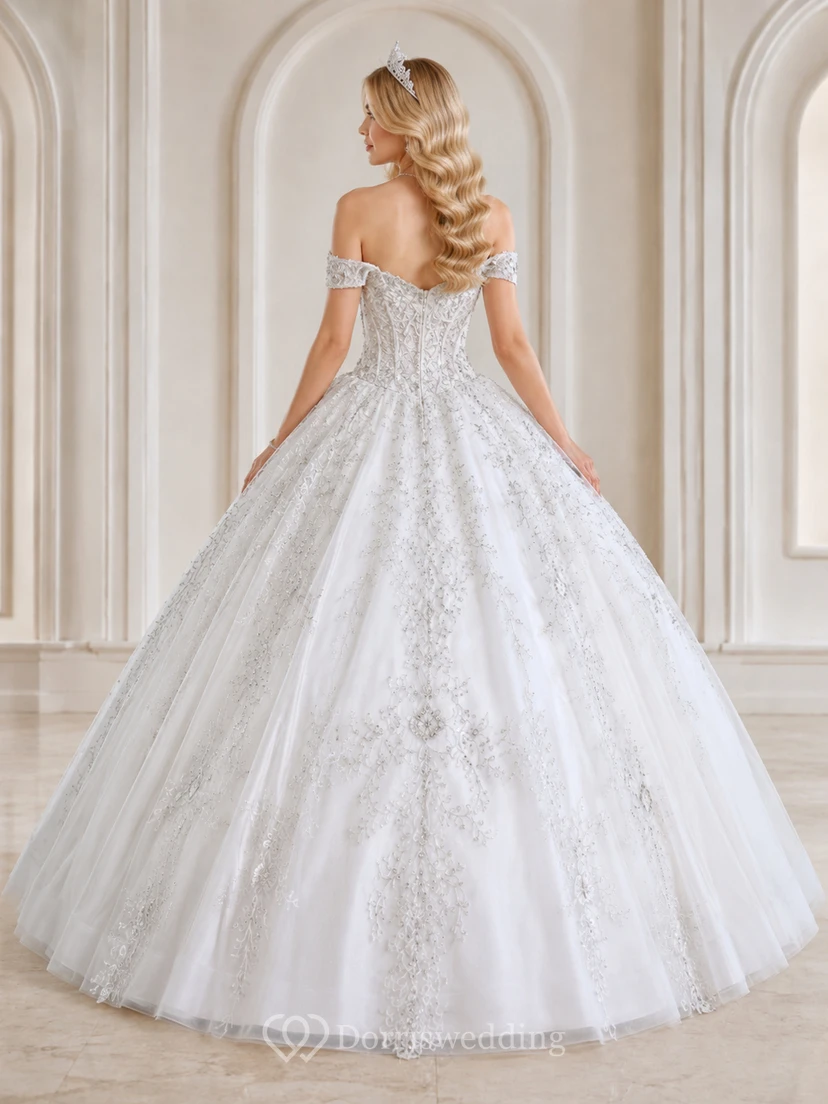 Robe de bal de princesse de luxe blanche et argentée à épaules dénudées, brodée, pour quinceañera. view 2