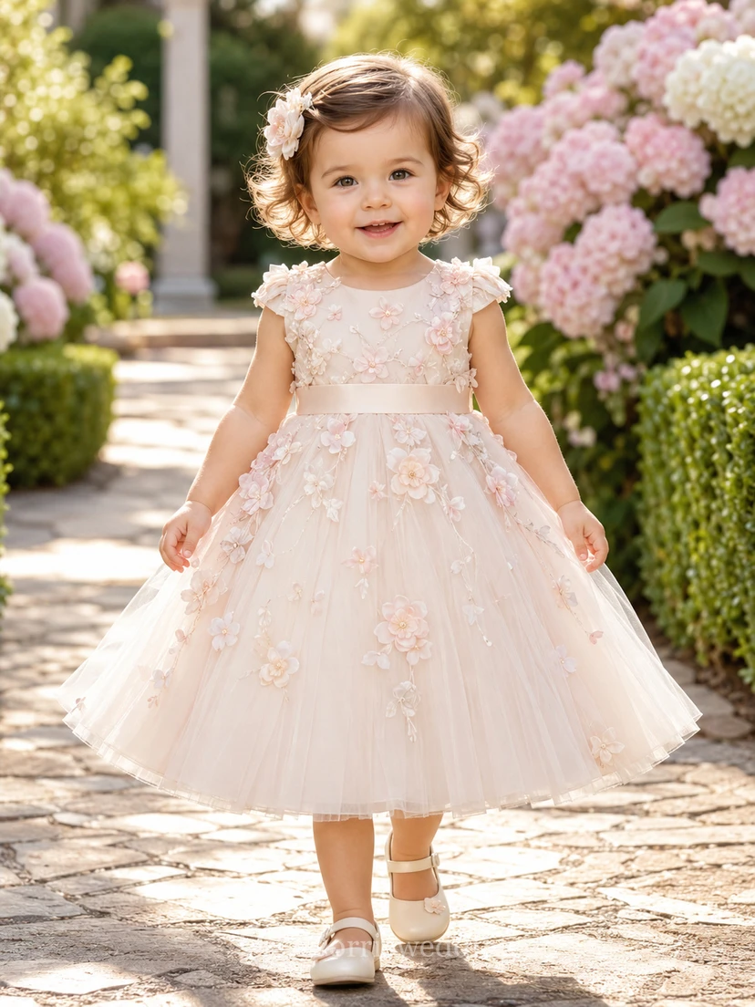 Robe de baptême rose poudré pour bébé, coupe trapèze, longueur thé, col rond, sans manches, tulle et dentelle, détails floraux 3D, application florale, ruban, ceinture à nœud, boutons au dos