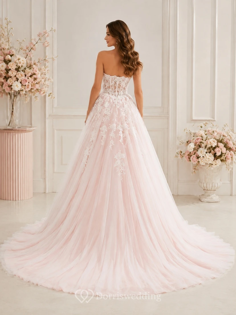 Romantisches Brautkleid in zartem Rosa: Trägerloses Ballkleid mit Herzausschnitt, Spitze und Schleppe view 2