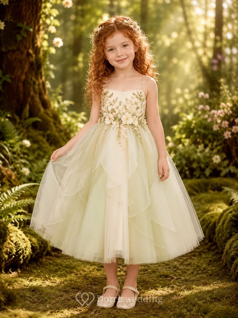 Blumenmädchenkleid aus salbeigrünem Spitzentüll, A-Linie, trägerlos, Teelänge, mit floraler Applikation
