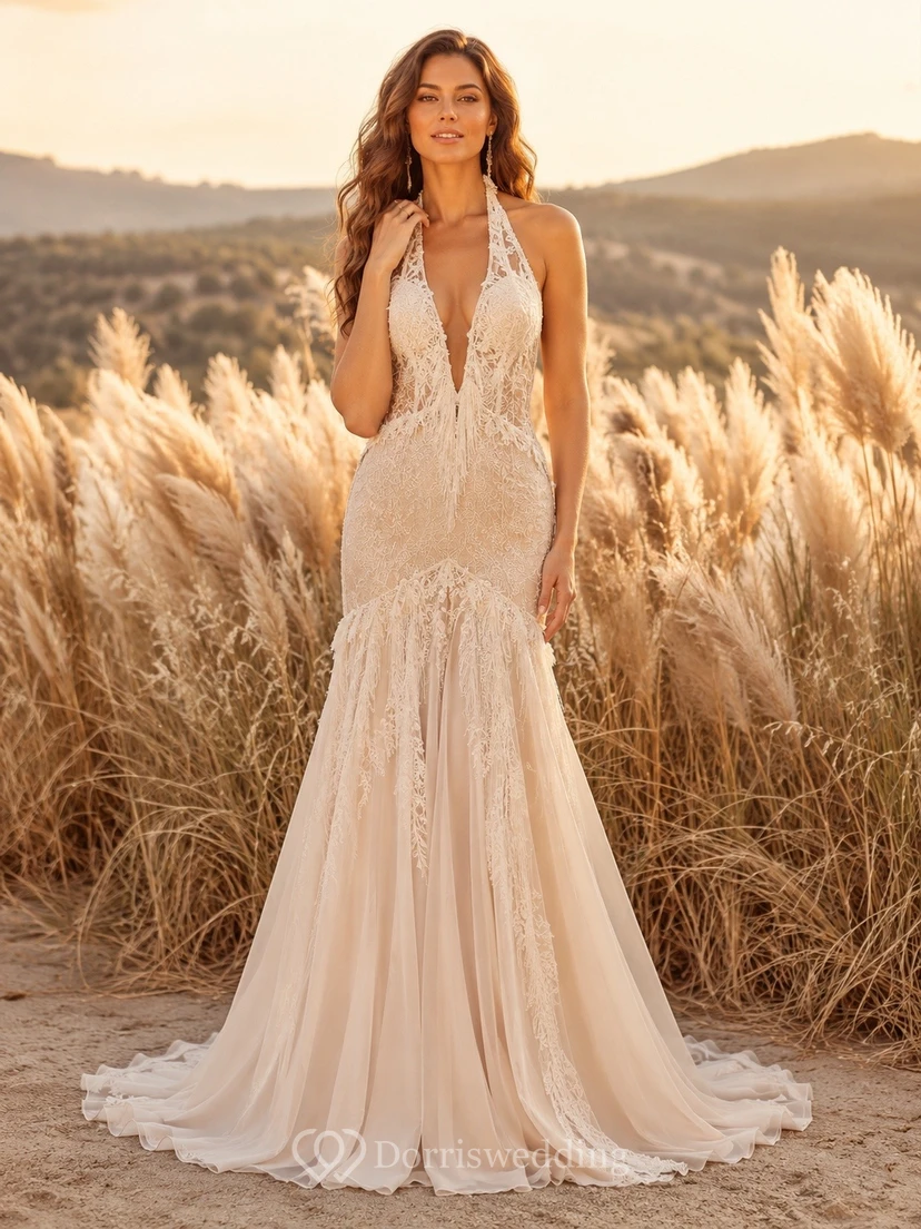 Vestido de novia de encaje estilo sirena con escote halter y espalda descubierta, tirantes cruzados y cola.