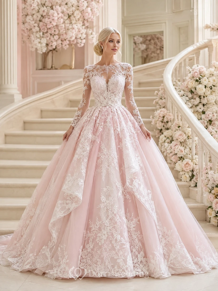 Luxuriöses, hochgeschlossenes, langärmeliges Ballkleid aus Spitze in zartem Rosa mit Schleppe
