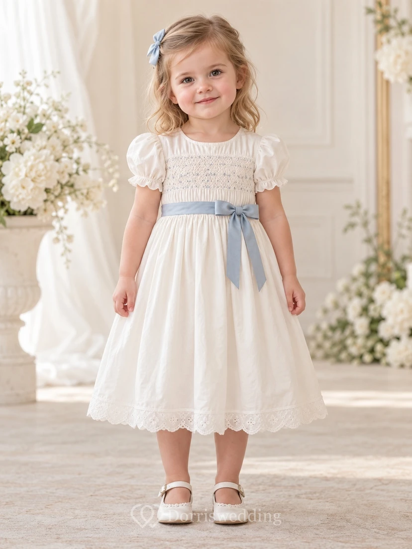 Elfenbeinfarbenes Landhauskleid mit quadratischem Ausschnitt, A-Linie, gerafften Puffärmeln, blauer Schärpe und Muschelsaum