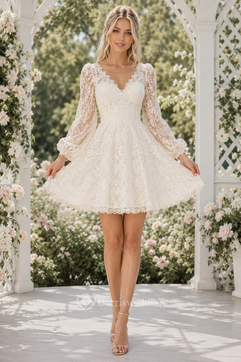 Robe de mariée courte en dentelle à manches longues, coupe trapèze, col en V et dos nu plongeant en V pour une cérémonie dans un jardin