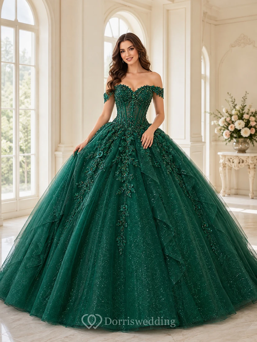 Vestido de quinceañera largo hasta el suelo, color verde oscuro, con escote corazón, hombros descubiertos, apliques de encaje floral y tul con cintura natural.