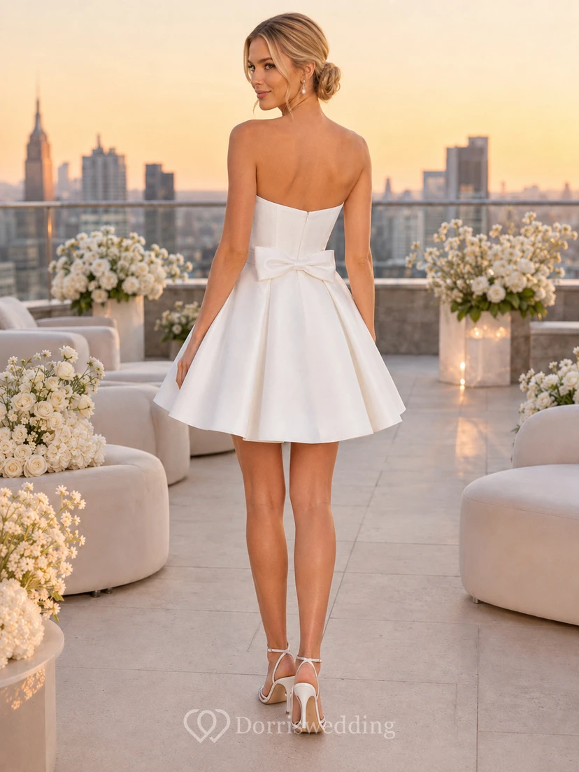 Modernes kurzes trägerloses Satin-A-Linien-Brautkleid mit Schleife für den Empfang view 2