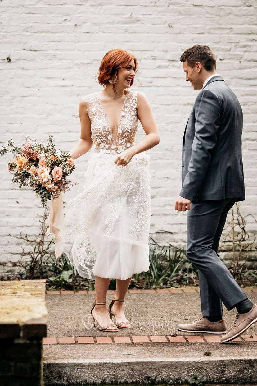 Robe de mariée en dentelle blanche pour la mariée et le marié view 2