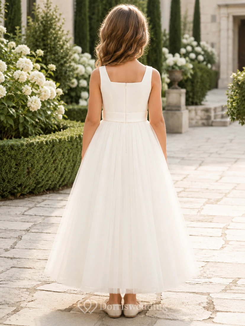 Robe de demoiselle d'honneur blanche sans manches en tulle, coupe trapèze, encolure carrée et jupe mi-longue ornée de détails floraux. view 2