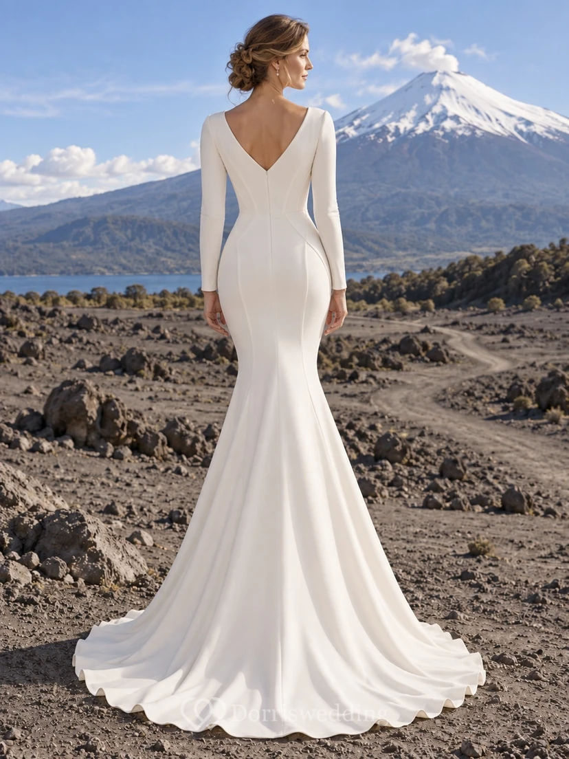 Vestido de novia de crepé de manga larga con escote en V, corte sirena, costuras princesa y cola. view 2