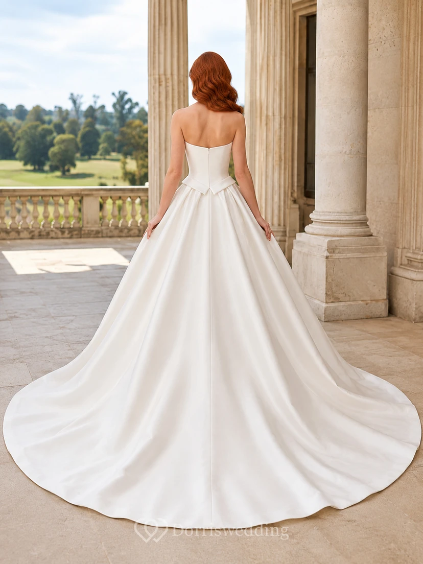 Brautkleid aus Satin-Tüll, trägerlos, mit Schleppe und tiefem V-Ausschnitt view 2