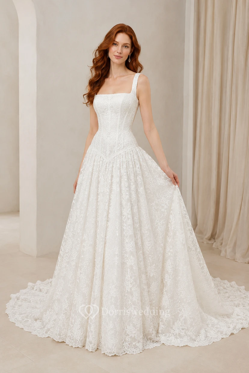 Vestido de novia de corte A con escote cuadrado y encaje, cola de capilla.