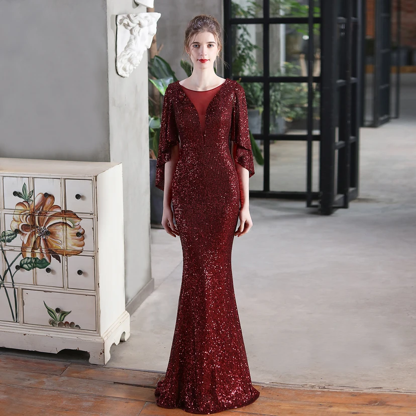 Robe de soirée élégante à paillettes, style sirène, ailes d'ange, idéale pour un banquet ou une réunion. Mannequin automobile. Robe de soirée d'été. view 50