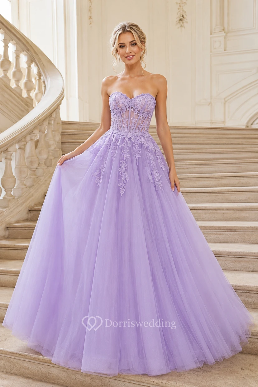 Lavendelfarbenes, trägerloses Ballkleid mit Applikationen aus Tüll