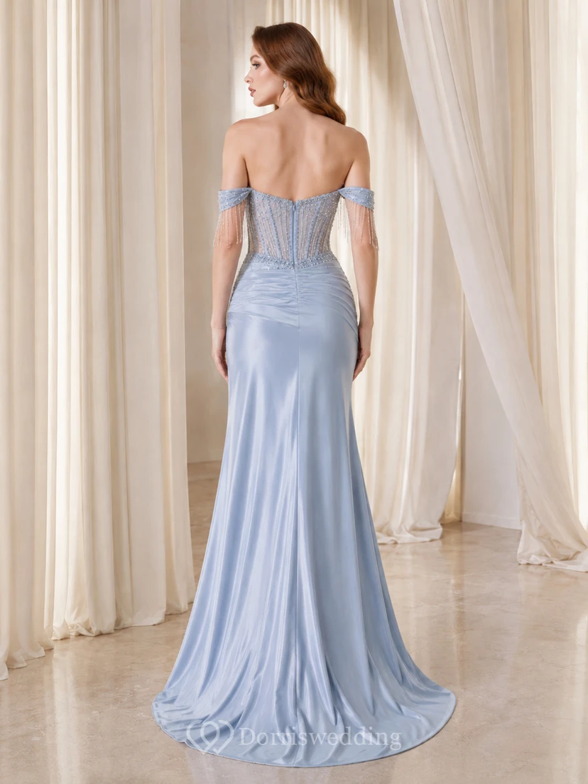 Vestido de sirena de satén azul claro con hombros descubiertos y corpiño tipo corsé. view 2